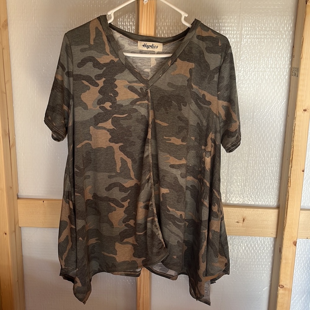 Nwt! Haptics Camo V-Neck Handkerchief Hem Knit Top